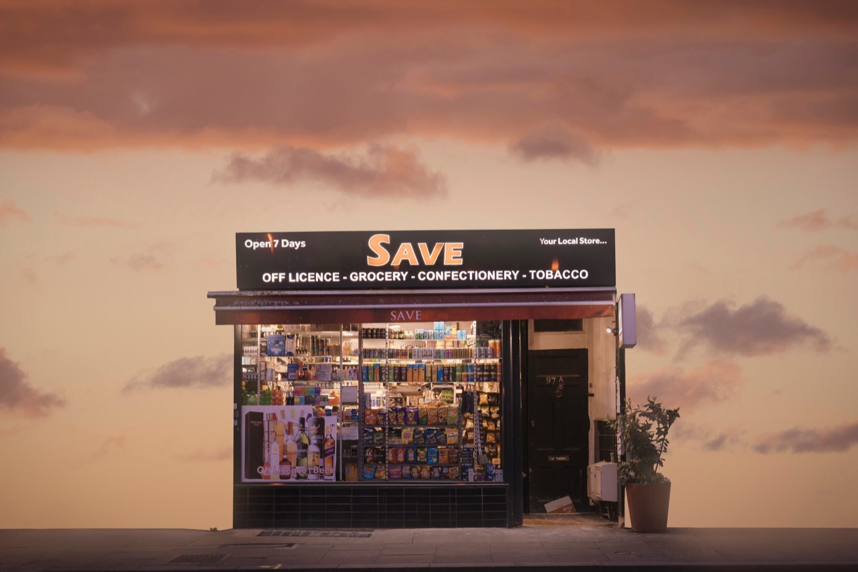 Una tienda de conveniencia independiente al anochecer